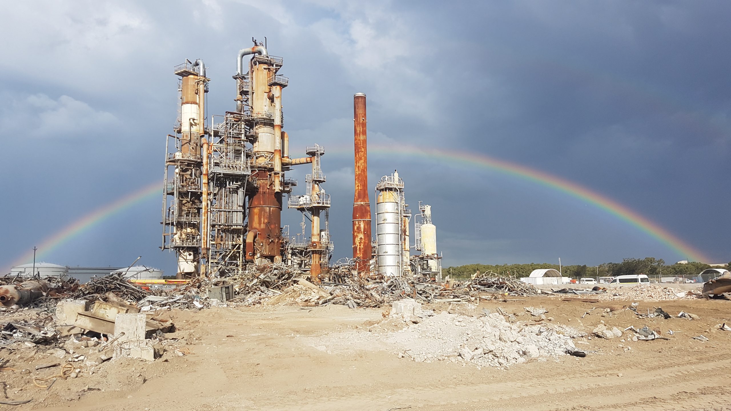 http://Ausdecom%20Refinery%20Demolition%20BP%20Bulwer%20Island%20Rainbow